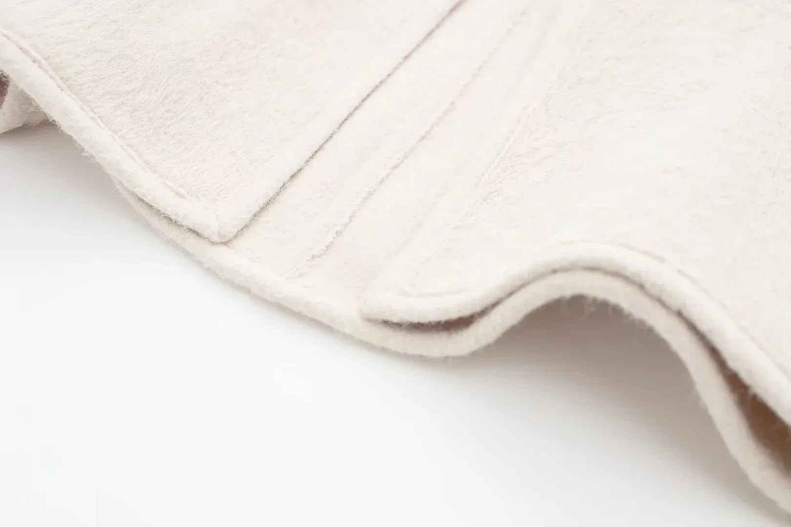 Alysha מעיל צמר בגזרת וי עם אבזמים