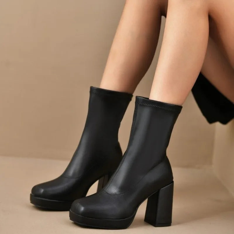 מגפי עקב גובה אמצע